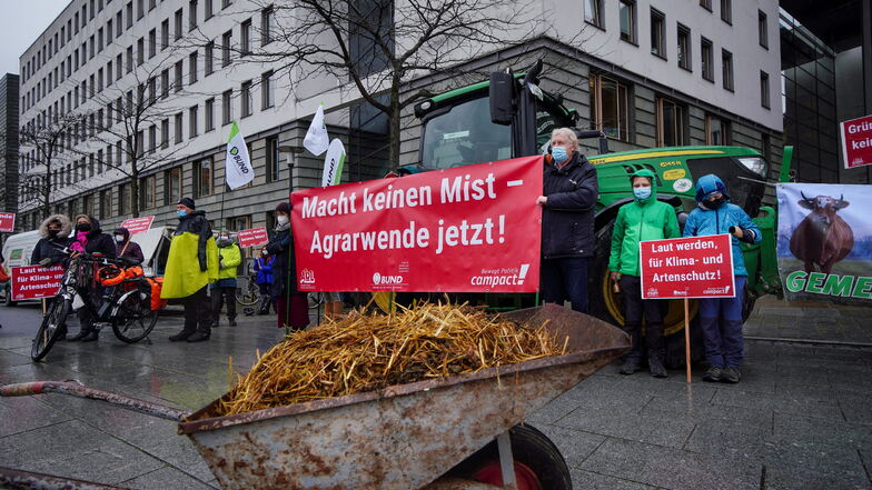 Eine Karre voll Mist und viele Forderungen haben die Demonstranten für Landwirtschaftsminister Wolfram Günther.