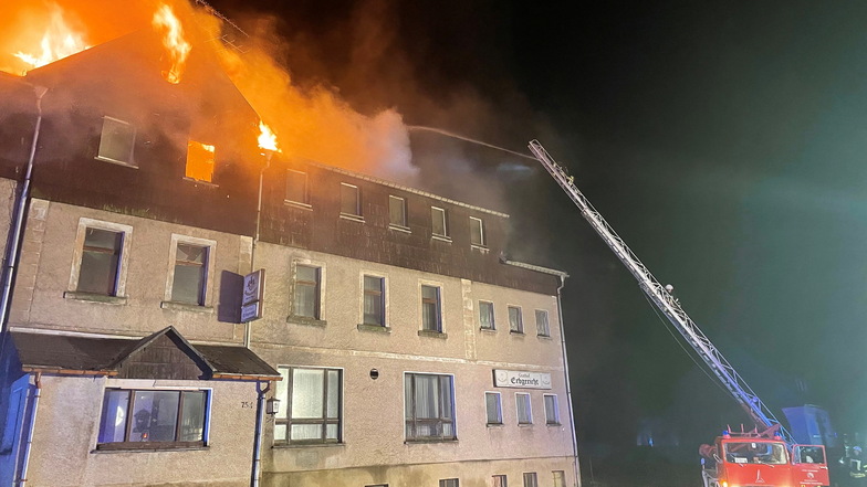 Gegen 2.30 Uhr ging der ehemalige Gasthof in Hartmannsdorf-Reichenau in Flammen auf.