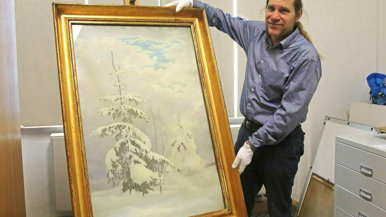 Peter Knüvener, Leiter der Städtischen Museen Zittau, zeigt das Gemälde des Lückendorfer Malers.