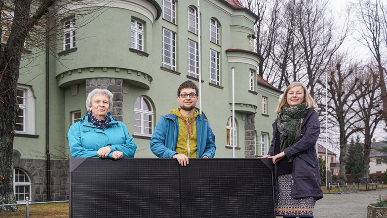 Eine Photovoltaik-Anlage auf kommunalen Gebäuden gehört zu den Vorschlägen des Sohlander Umweltstammtisches, dem unter anderem Annelie Kretschmar (l.), Felix Panitz und Susanne Porcu angehören.