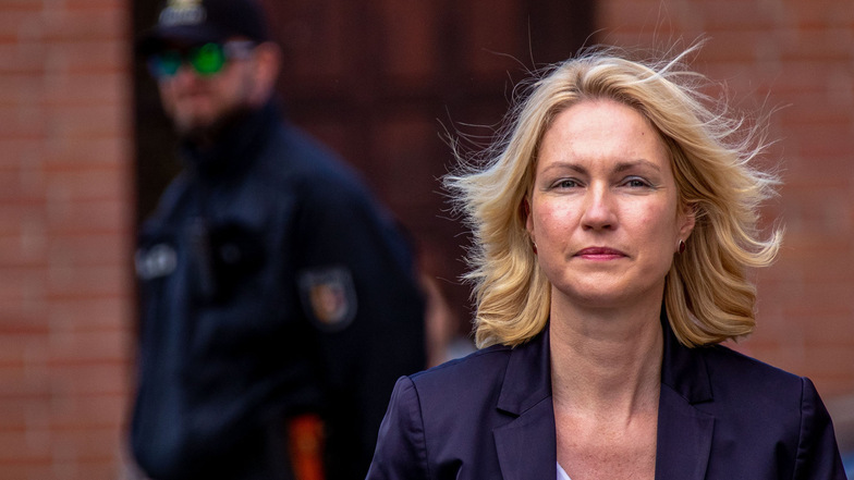 Manuela Schwesig (SPD, r), die Ministerpräsidentin von Mecklenburg-Vorpommern, geht zum Krisenzentrum. Schwesig hat ihren Urlaub unterbrochen und will sich vor Ort über die Bekämpfung des Waldbrands auf dem ehemaligen Truppenübungsplatz informieren.