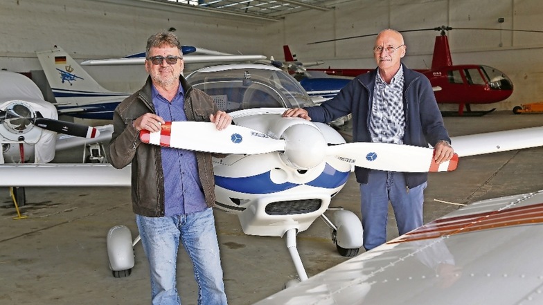 Reinhold Eger (l.) und Peter Traub leiten seit drei Jahren den Flugplatzbetrieb in Riesa-Göhlis. Mittlerweile seien die Hangars fast voll ausgelastet, sagen sie.