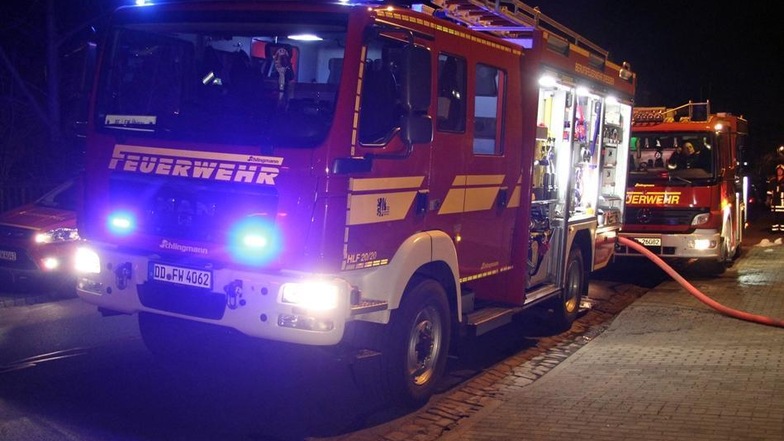 Die Feuerwehrleute der Wachen Übigau und Neustadt hatten einige Mühe bei der Brandbekämpfung, ...