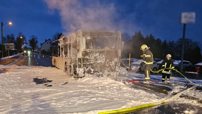 Feuerwehr löscht brennenden Linienbus in Zwickau
