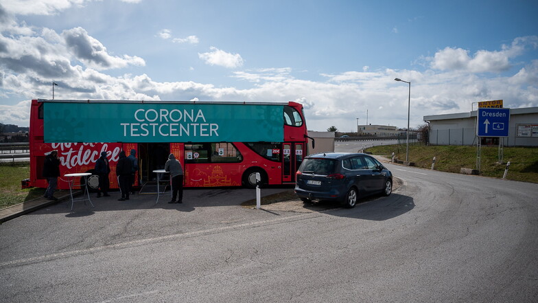 Das Corona-Testcenter im roten Görliwood-Bus auf dem Rastplatz an der Autobahn: Hier werden vor allem Pendler getestet.
