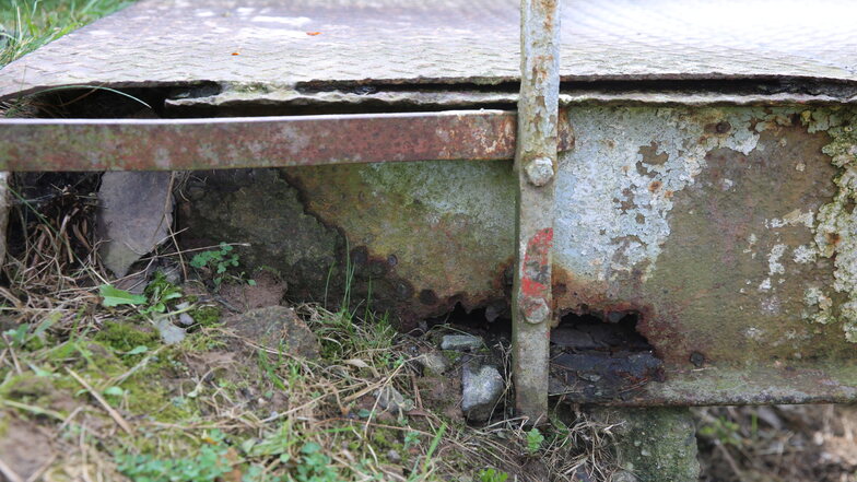 Der Rost hat Löcher in die Stahlträger der Polterbrücke in Kleinröhrsdorf gefressen.