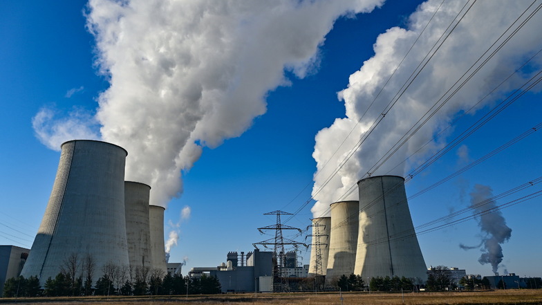 Wasserdampf steigt aus den Kühltürmen des Braunkohlekraftwerks Jänschwalde der Lausitz Energie Bergbau AG (LEAG). In der Diskussion ist, Jänschwalde nach dem Kohleausstieg zu einem Gaskraftwerk umzurüsten.