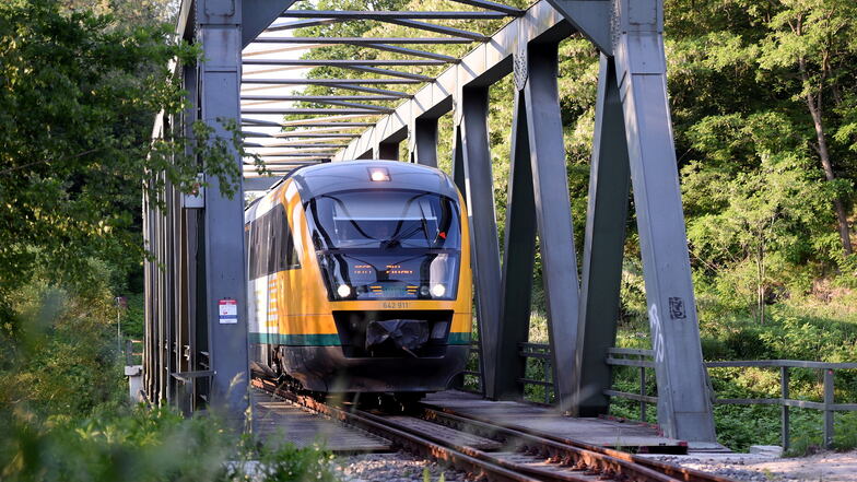 Ein Odeg-Zug auf der Neißebrücke in Hirschfelde. Die Züge können hier nur fahren, weil die Brücke rund um die Uhr bewacht wird.