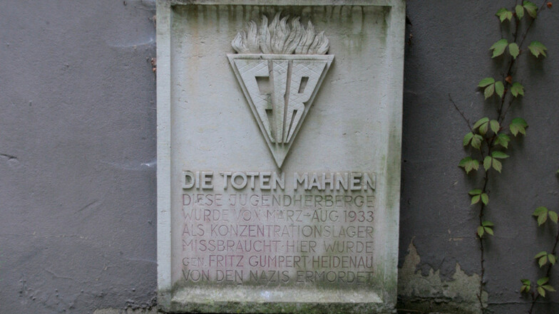 "Die Toten mahnen" - Ein Bild des Gedenksteins im Königsteiner Ortsteil Halbestadt vor seinem Diebstahl.