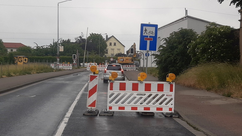 Überraschung am Dienstag: Ohne große vorherige Ansage wurde der Bahnübergang auf der Elsterwerdaer Straße in Großenhain voll gesperrt.