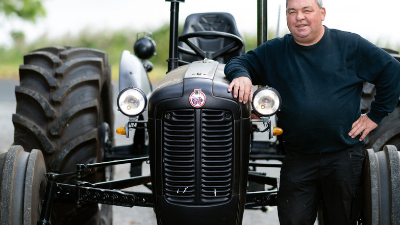 Silvio Schwarz – hier mit einem Massey Ferguson ITM 533 – sammelt Traktoren.