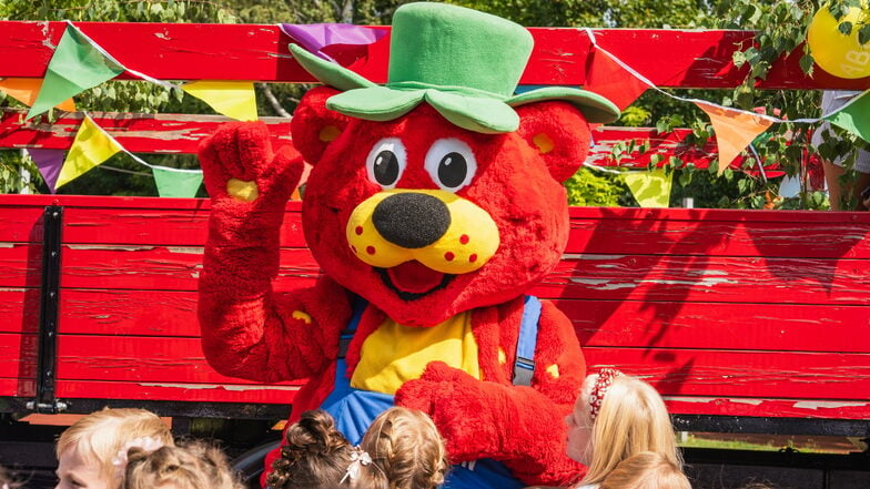 Anika  Thalmann hatte mit Zustimmung der Eltern das Maskottchen  von Karls Erlebnis-Dorf organisiert.