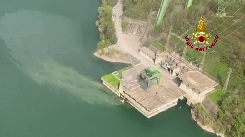 Das Standbild aus einem Feuerwehr-Video zeigt das Wasserkraftwerk am Stausee von Suviana nach der Explosion.