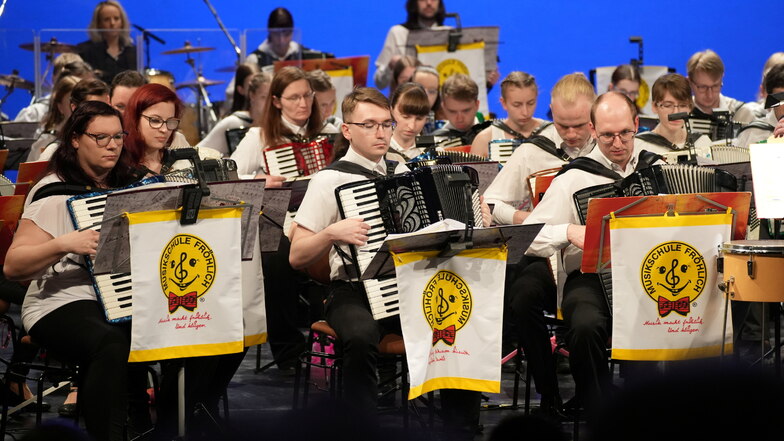 Um die 65 Musiker der Musikschule Fröhlich kamen durch die zeitweise Orchester-Fusion zusammen.