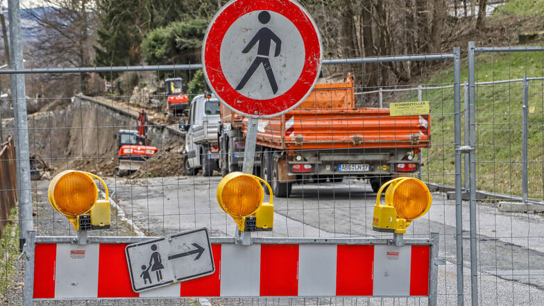 Mit der Bergstraße hat die Bausaison in Zittau begonnen und damit die Zeit der Straßensperrungen und Baustellenampeln.