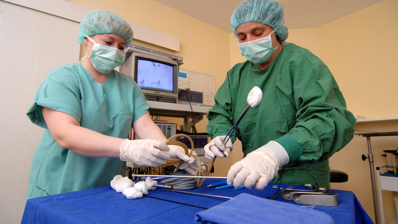 Das Foto zeigt zwei Schwestern beim Vorbereiten einer Operation in der gynäkologische Tagesklinik Holtendorf. Jetzt wird die Schließung der Tagesklinik angekündigt.