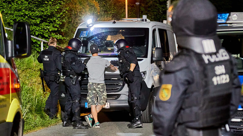 Nach einer rechten Party und Angriffen auf Polizisten am Himmelfahrtstag nahm die Beamten in Pfaffendorf 30 Personen in Gewahrsam.