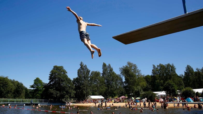 Im Naturbad Buschmühle im Großröhrsdorfer Ortsteil Hauswalde ist am Montagabend ein Mann gestorben. Das Bad soll weiter geöffnet bleiben.