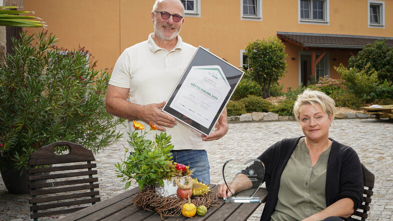 Heike Schulz und Jens Richter haben auf ihrem Dreiseithof im Malschwitzer Ortsteil Doberschütz moderne Gästewohnungen in ländlicher Atmosphäre geschaffen. Dafür wurden sie nun ausgezeichnet - nicht zum ersten Mal.