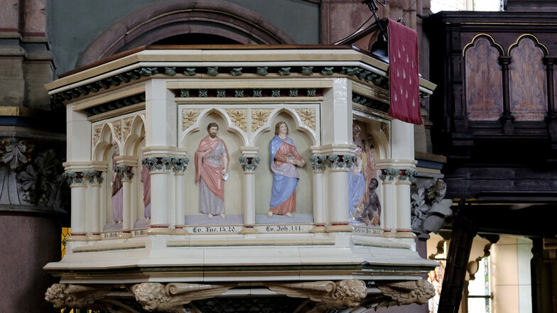 Dass der Bau der Johanneskirche von der ortsansässigen Industrie begleitet wurde, zeigt sich etwa daran, dass der Altar von der Sächsischen Ofenfabrik Meißen, die Kanzel (Foto) von der Firma Ernst Teichert aus Ton hergestellt wurden.