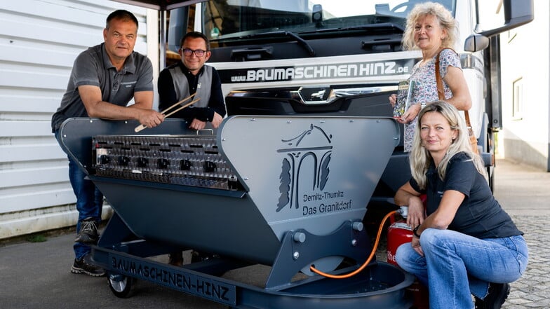 Ein besonderes Geburtstagsgeschenk: Thomas Hinz (l.) und Manja Hinz-Fengel (r.) vom Unternehmen Baumaschinen Hinz übergeben anlässlich der 650-Jahr-Feier von Demitz an Bürgermeister Jens Glowienka und Gisela Pallas den neuen Grill für das Granitdorf.