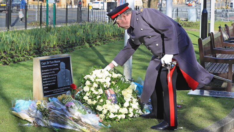 David Pearson, Deputy Lieutenant für West Yorkshire, legt am Tag der Beerdigung von Kapitän Sir Thomas Moore (Captain Tom) einen Kranz aus 200 weißen Rosen an dessen Gedenktafel nieder.