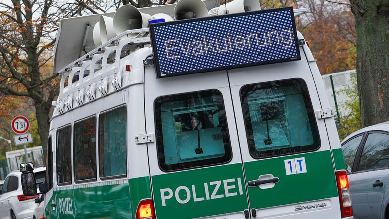 : Ein Einsatzfahrzeug der Polizei informiert Anwohner mit einer Leuchtschrift über eine Evakuierung.