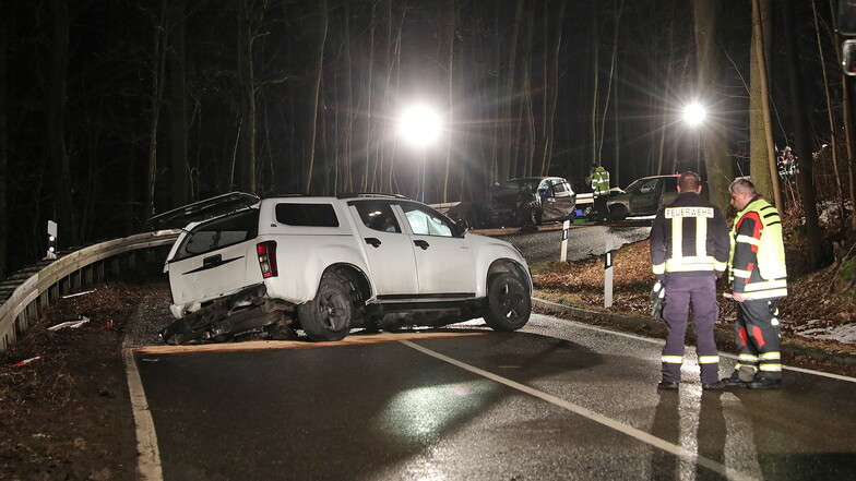 Die Insassen des Pickup blieben unverletzt. An den Fahrzeugen entstand Totalschaden.