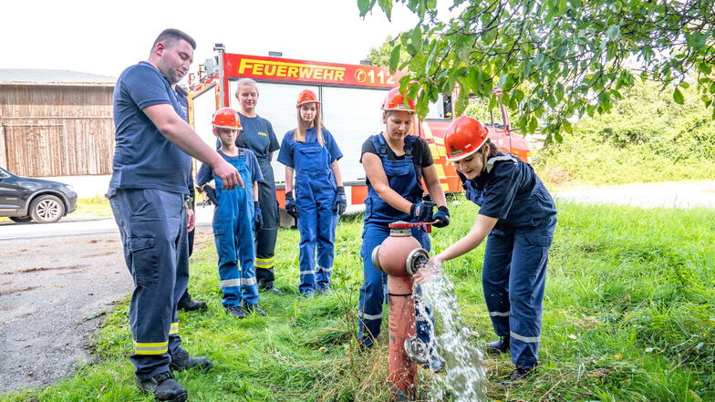Die Mädchen und Jungen der Mockritzer Jugendwehr beteiligten sich an der 48-Stunden-Aktion und kontrollierten die Hydranten im Gemeindegebiet.