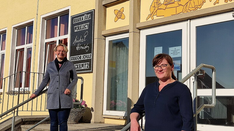 Antonia Scholze (vorn) und Katharina Jurk kämpfen dafür, dass die Sorbische Oberschule in Räckelwitz fürs kommende Schuljahr zwei fünfte Klassen bilden darf. Genehmigt ist bisher nur eine.