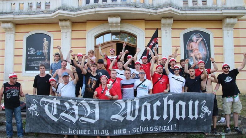 Die Wachauer Fußballer feiern ihren Titel vor dem Barockschloss.