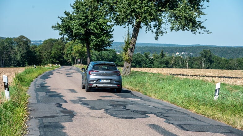 Im Herbst 2023 angekündigt, im Sommer 2024 gestrichen: Die S44 zwischen Brösen und Podelwitz wird jetzt doch nicht saniert. Weil weniger Steuern als geplant fließen, geht der Freistaat dieses Straßenstück vorerst nicht an.