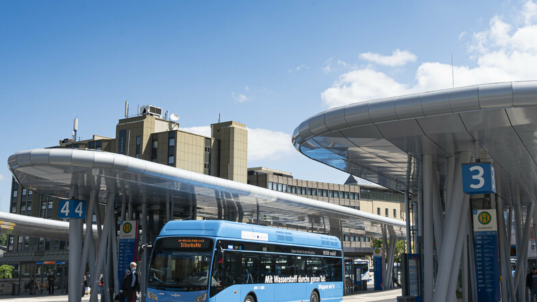 Die emissionsfreien Busse in Wuppertal werden mit Wasserstoff betrieben, der aus Hausmüll produziert wird. Nach 100 Testtagen gab es eine erste Bilanz: Die Busse fuhren ohne Pannen.