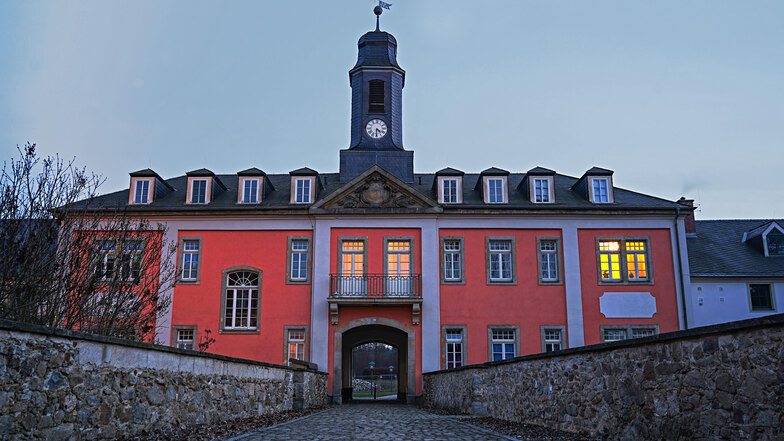 Das Rittergut ist eines der Vorzeigeobjekte in Großharthau. Die Anlage wurde von einer privaten Gesellschaft saniert. Hinter den jahrhundertealten Mauern entstanden moderne Wohnungen.