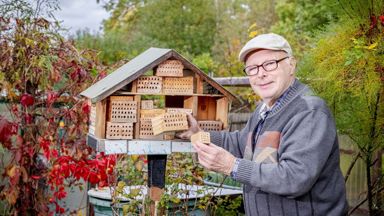 Kleingärtner Horst Kostmann aus Pirna baut Nisthilfen für Wildbienen.