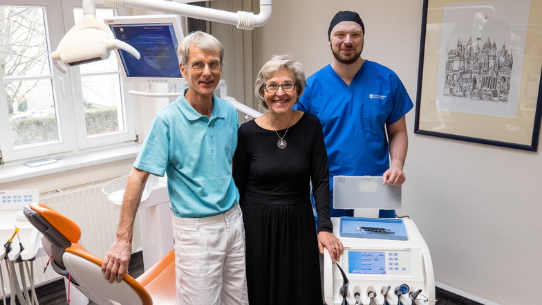 Fachzahnarzt Marcin Czapla (rechts) übernimmt die Zahnarztpraxis von Dr. Mathias Görlach und Dr. Mareike Görlach. Das ist ein Glücksfall für Görlitz.