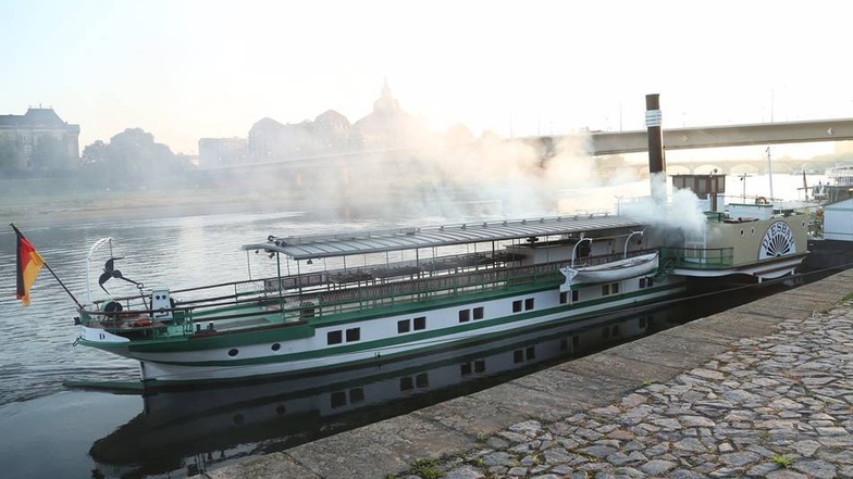 Auf dem historischen Raddampfer "Diesbar" ist am Donnerstagmorgen an der Anlegestelle am Terrassenufer in Dresden ein Feuer ausgebrochen. Es konnte nach kurzer Zeit gelöscht werden