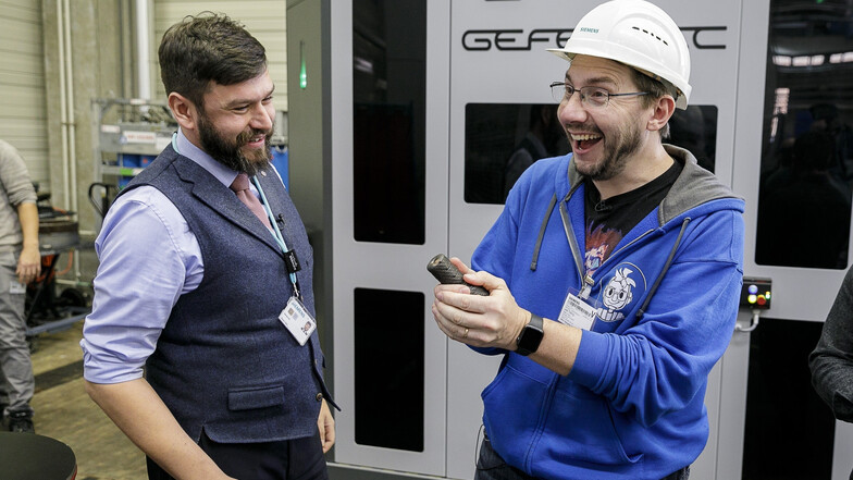 Joel Telling (rechts) freut sich über eine gedruckte Achse, die er für ein Miniauto benötigt. René Liers, Leiter der Schaufelfertigung im Görlitzer Siemens-Werk, begleitete den Computerfreak mit Hang zum 3-D-Druck während seines Besuchs.