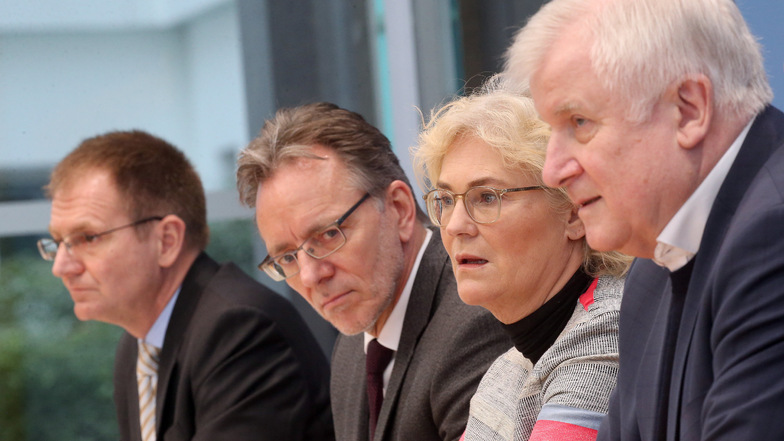 Peter Frank (l-r), Generalbundesanwalt, Holger Münch, BKA-Präsident, Christine Lambrecht (SPD), Bundesjustizministerin, und Horst Seehofer (CSU), Bundesinnenminister am Freitag in Berlin.