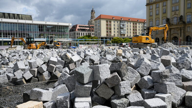 Ein Großteil der öffentlichen Aufträge erstreckt sich auf den Baubereich. Wie hier bei den Pflasterarbeiten am Dresdner Altmarkt liegen auch bei der Novelle des sächsischen Vergabegesetzes noch viele Steine im Weg.