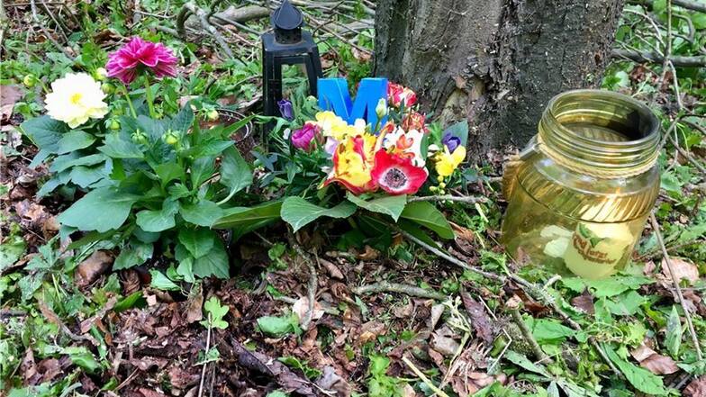 Am Freitag erinnerten Blumen und Kerzen an den tödlich verunglückten Bärnsdorfer.