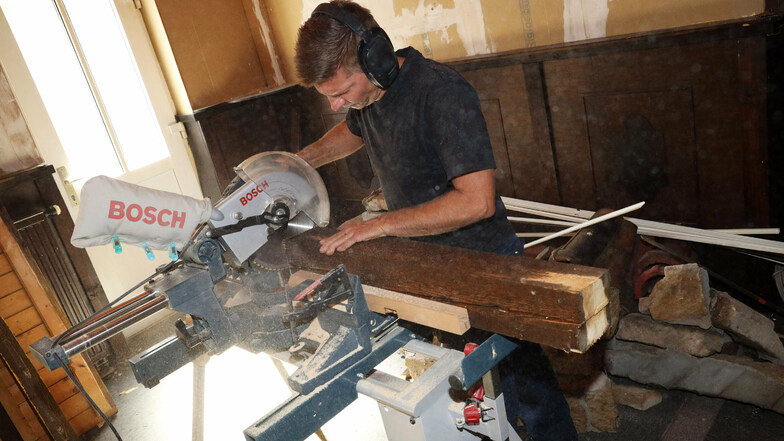 Bei den Arbeiten wurde auch Material wiederverwertet. Aus alten Balken will Gunnar Hoffmann (Foto) eine Garderobe bauen. 