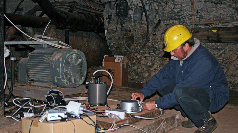 Im stillgelegten Kupferbergwerk Wimmelburg installiert Sigward Funke ein Seismometer.