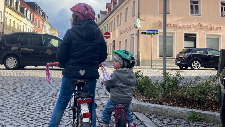 Sicher mit dem Fahrrad oder dem Laufrad über die Straße? In Königsbrück üben dies Kinder in der Kinderfahrschule.