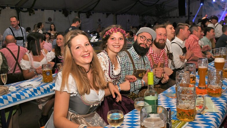 Stimmung an den voll besetzten Tischen im großen Festzelt und dazu die passenden Zutaten, gemixt aus bayrischer Stimmungsmusik und zünftig gekleideten Gästen.