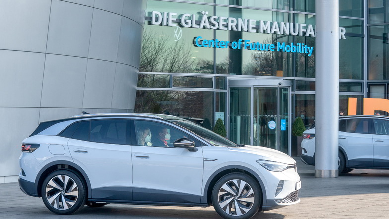 VW setzt schon länger auf E-Autos wie den ID.4. Jetzt nennen die Wolfsburger einen Termin für den Abschied vom Verbrenner.