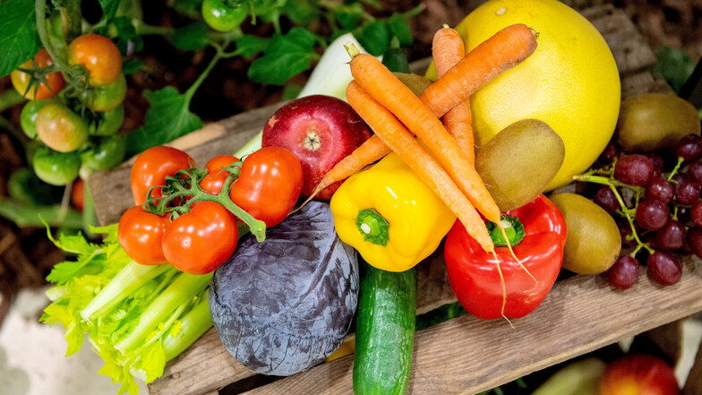 Obst und vor allem viel Gemüse sind ein wichtiger Bestandteil von einer gesunden Ernährung.