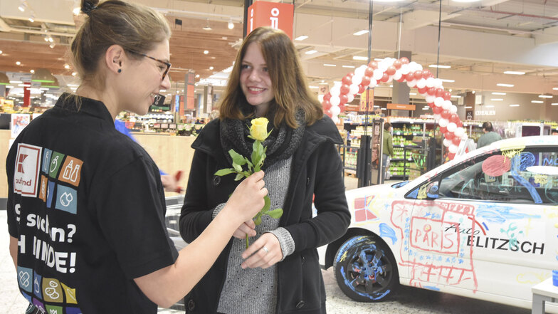 Zum offiziellen Umbauabschluss wurden am Donnerstagvormittag alle Kunden vom Kaufland-Management mit einer Rose begrüßt. Auch Laura Schweda aus Kamenz (r.) freute sich sehr, wie man sehen kann.
