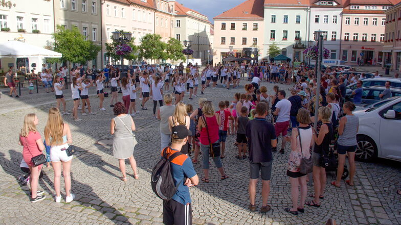Flashmob von Kamenz can Dance auf dem Markt. Foto: PR / Konrad Skatula