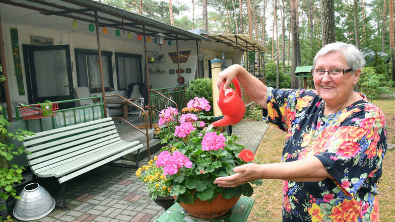 Sommerdomizil im Nadelwald: Die Riesaerin Regina Pretzsch gießt in Zeischa ihre Blumen. Dort lebt die 78-Jährige gemeinsam mit ihrem Mann einen großen Teil des Jahres.